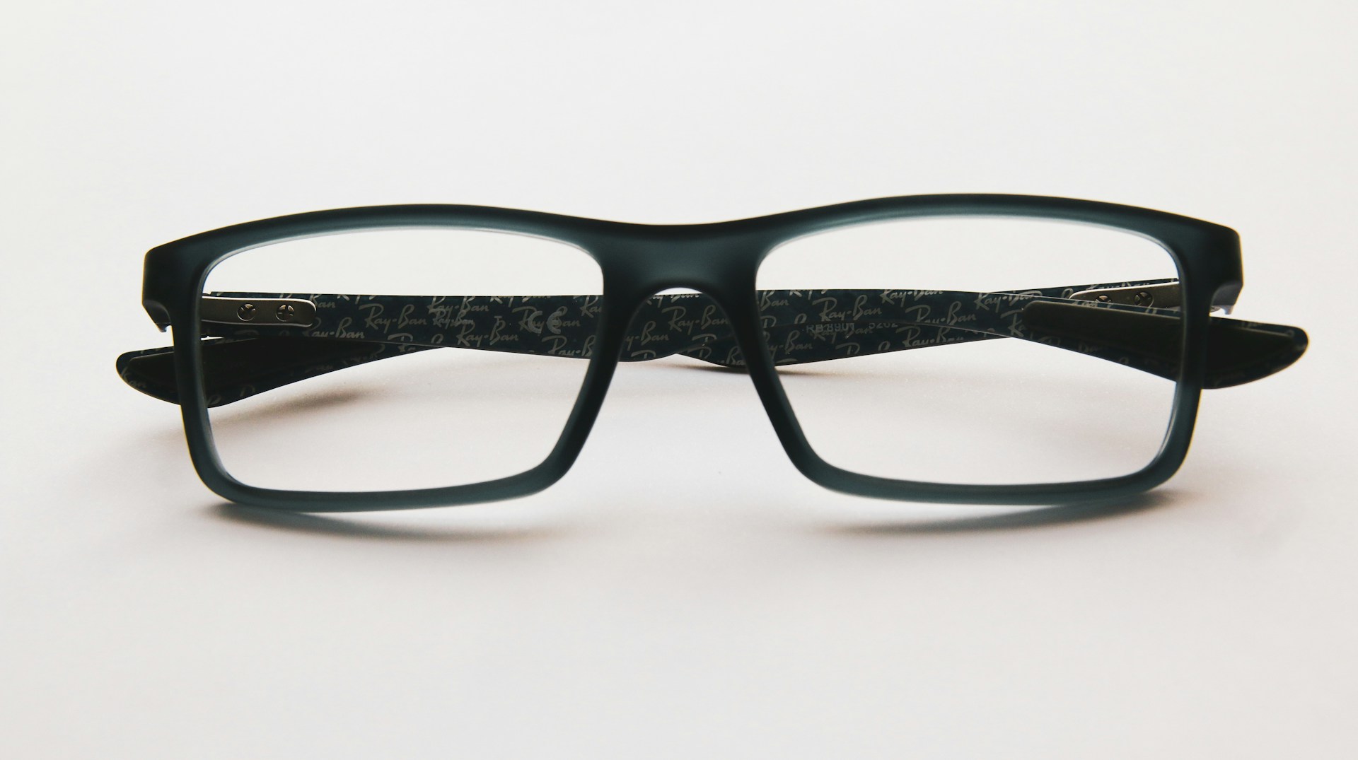 Lorsque l’on recherche des lunettes, la meilleure solution c’est bien entendu de se connecter sur le site internet designerseven.com !