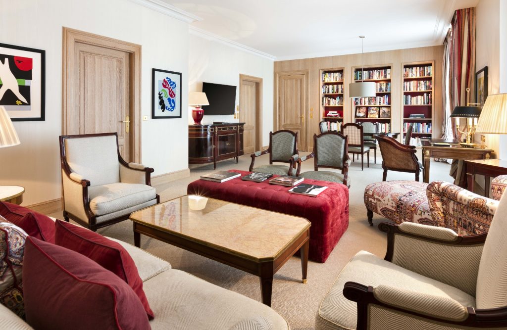 The Victor ronde is in the Louis xvi style but Louis xv lounge table models are also popular