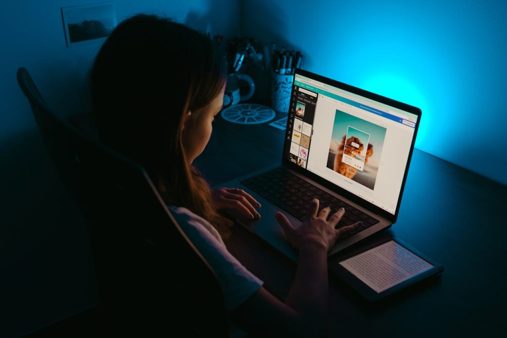 Pour parer les méfaits de la lumière bleue, les films BlueCat Screen offrent un grand confort visuel !