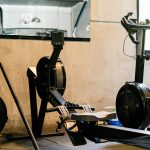 Quand opter pour un rameur pliable : comparaison avec le rameur d'appartement classique