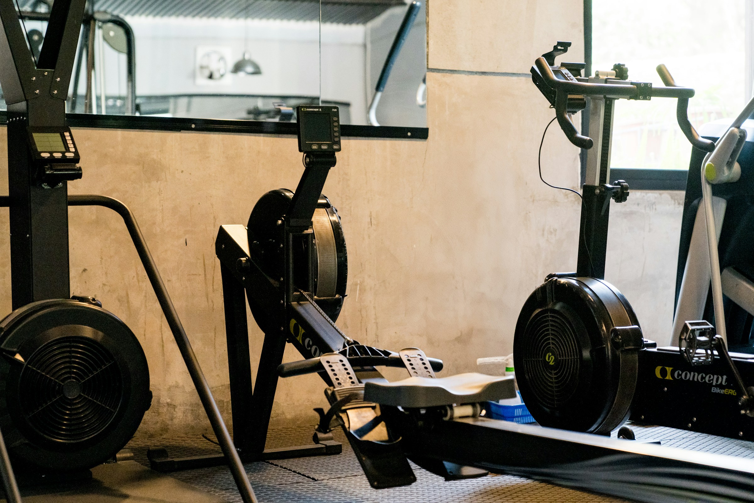 Quand opter pour un rameur pliable : comparaison avec le rameur d'appartement classique